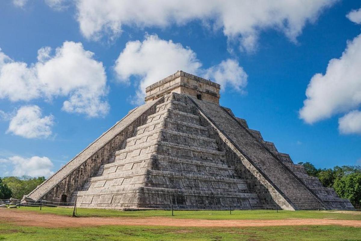 een piramide in het midden van een veld
