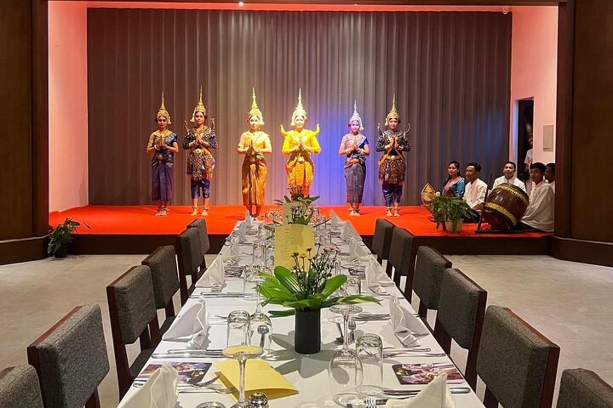 uma longa mesa com um grupo de pessoas em um palco