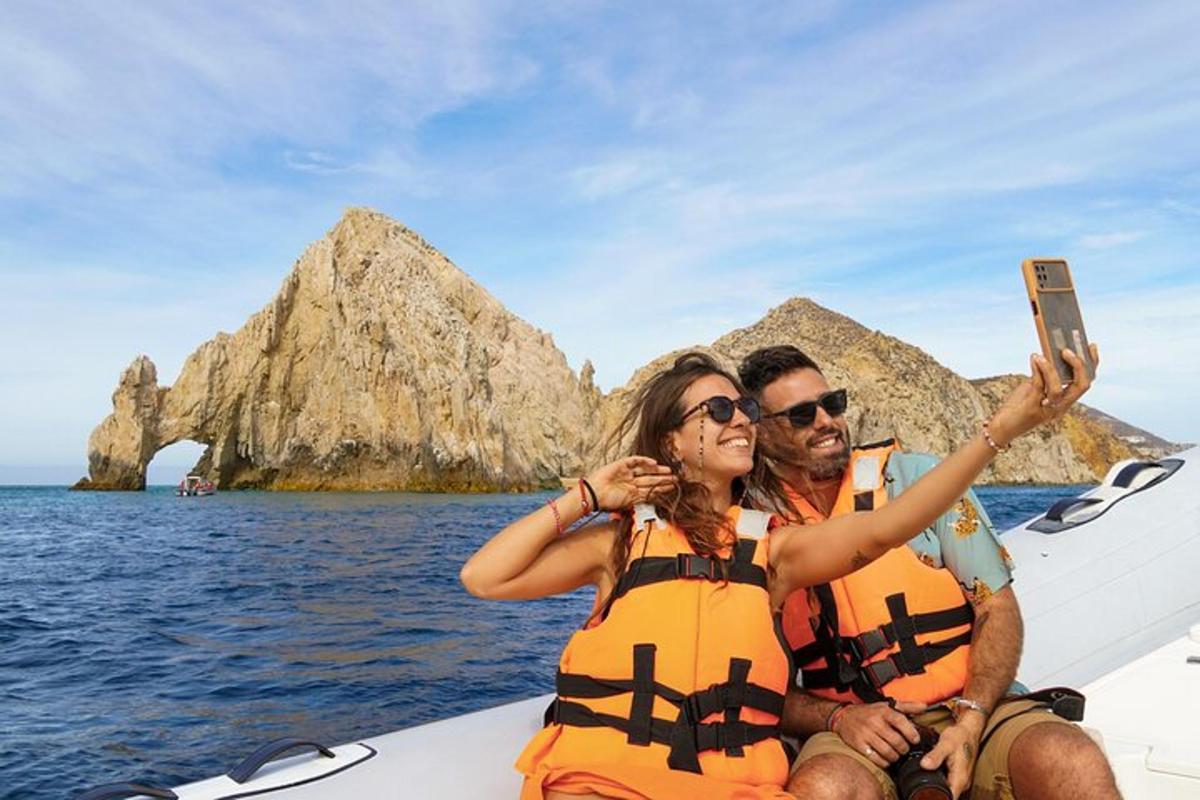 un uomo e una donna seduti su una barca in acqua