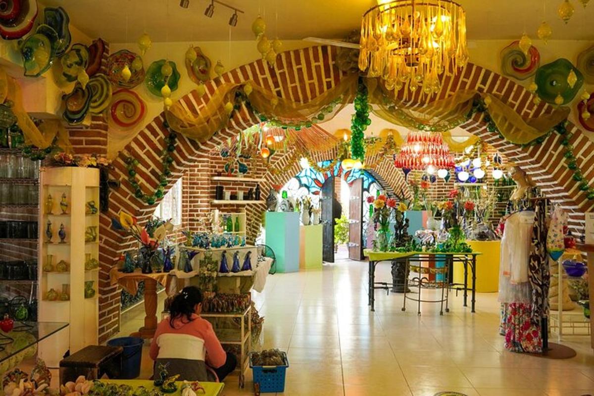 isang babaeng nakaupo sa isang mesa sa isang tindahan