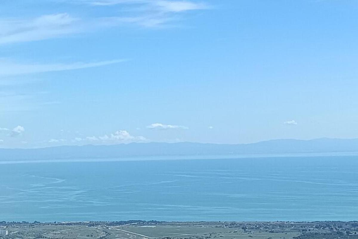 pohľad na vodnú plochu s horizontom