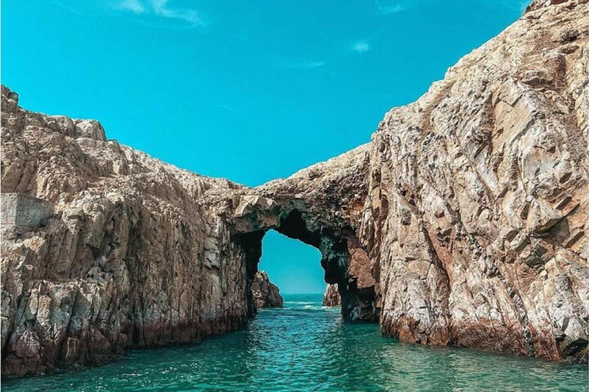 Un arco en una pared de roca en el agua.