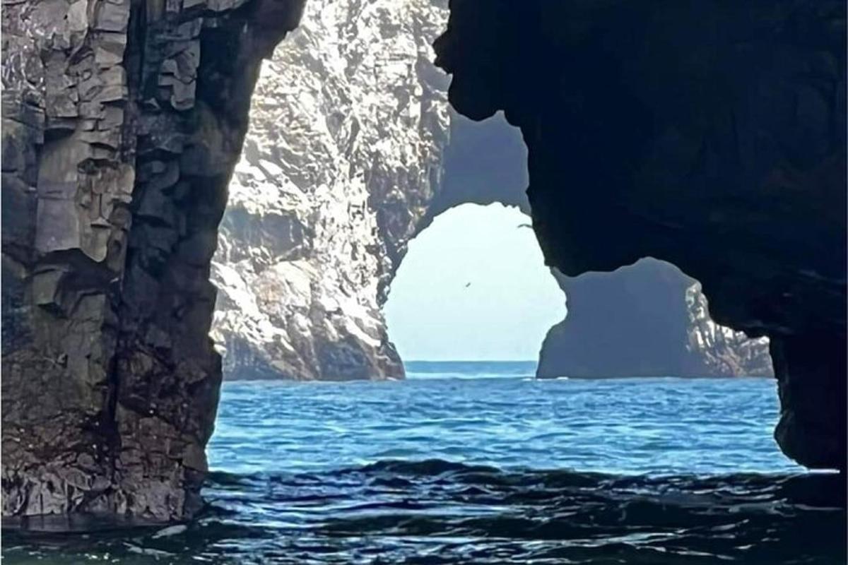 une vue de l'océan depuis l'intérieur d'une grotte