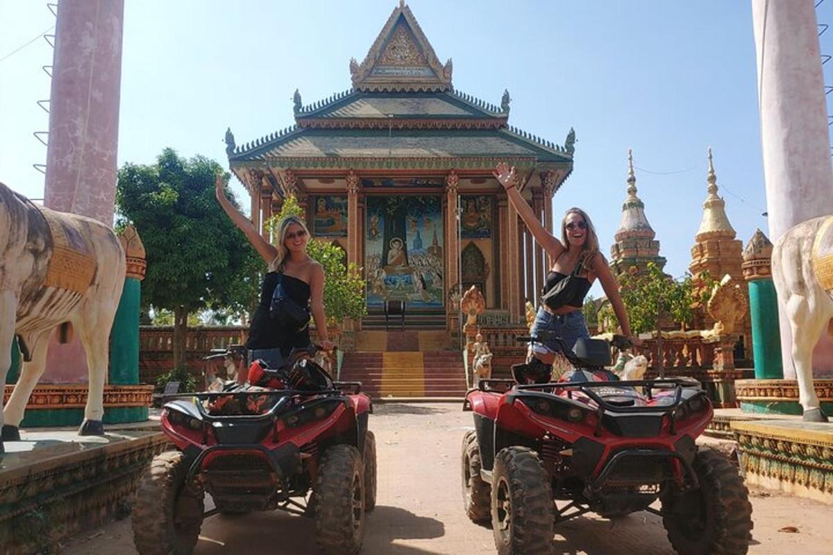 Kaks naist ATV-del templi ees