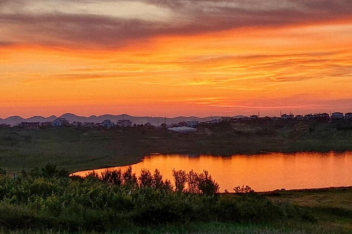 Una puesta de sol sobre un cuerpo de agua al atardecer
