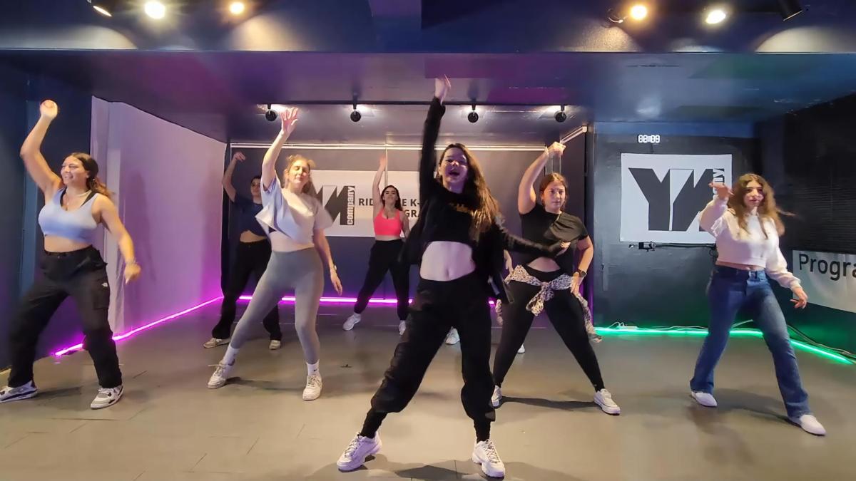 skupina žen tančících na tanečním parketu