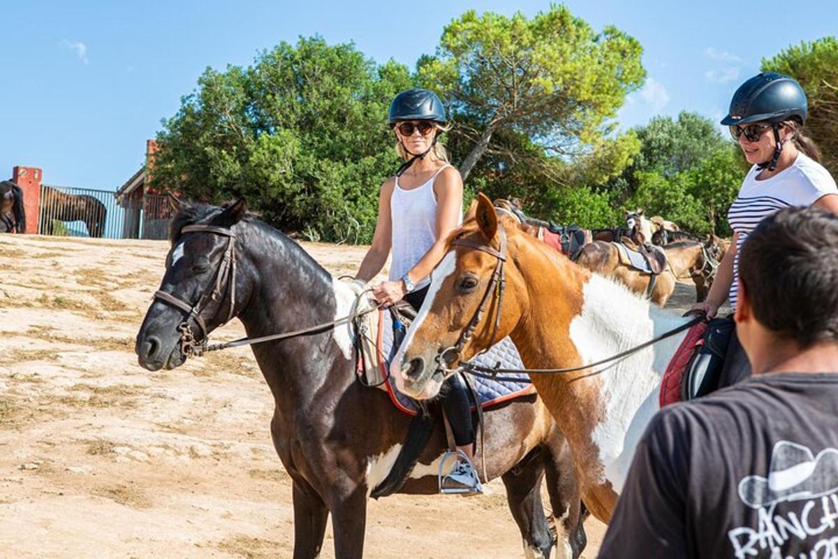 Dos personas están montando a caballo en un campo