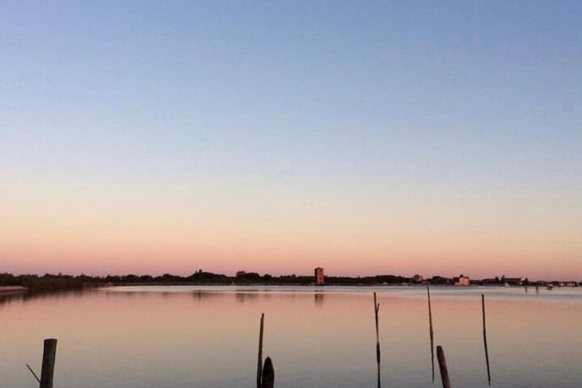 utsikt over en vannmasse ved solnedgang