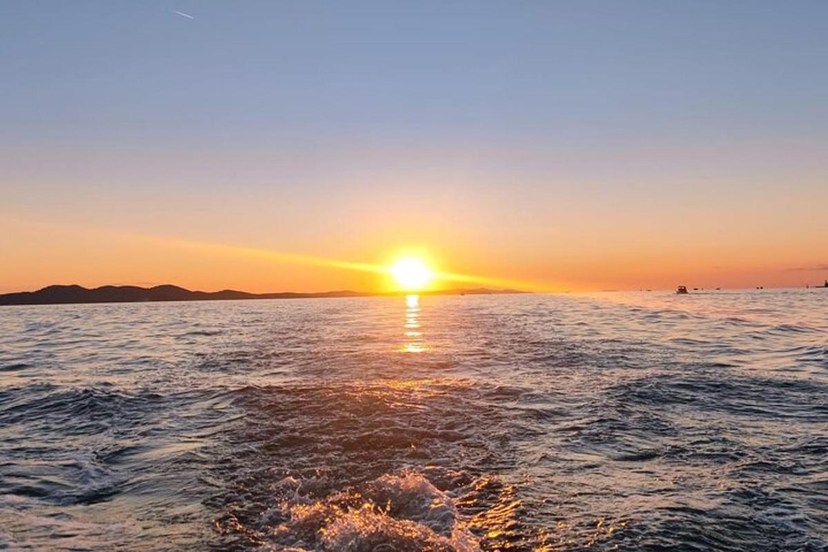 una posta de sol sobre l'oceà amb la posta de sol
