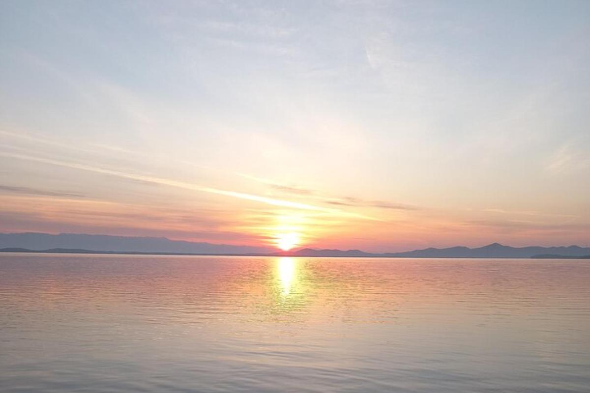en solnedgang over en stor vannmasse