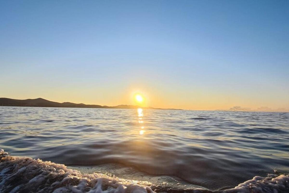en solnedgang over vannet med solnedgangen