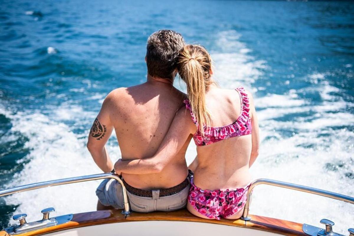 un hombre y una mujer sentados en un barco