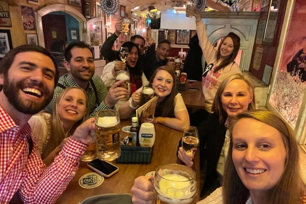 un gruppo di persone sedute al bar a bere birra