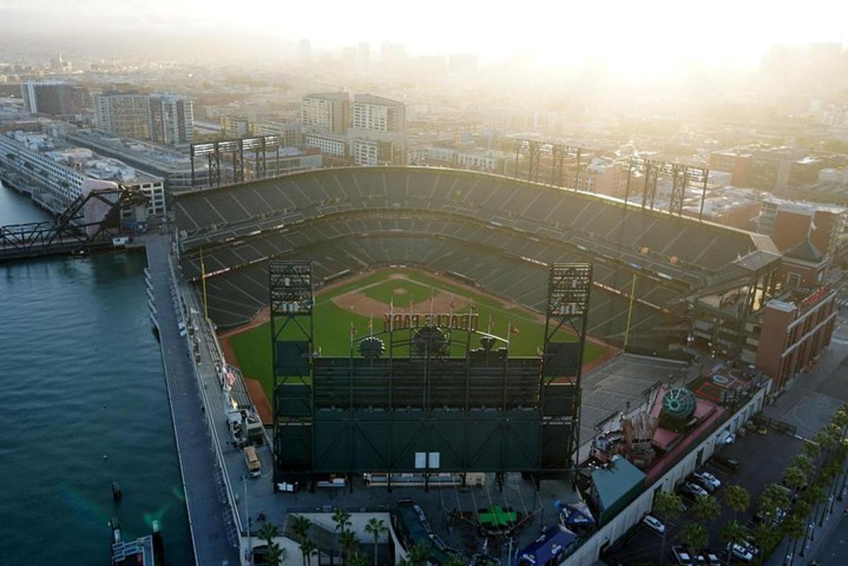 uma vista aérea de um campo de beisebol em um estádio de beisebol