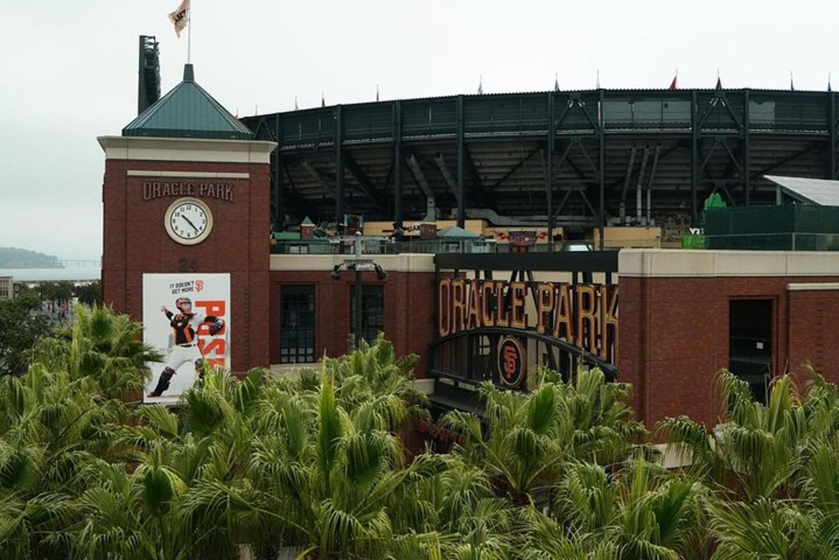 un edificio con un orologio sul lato di uno stadio di baseball