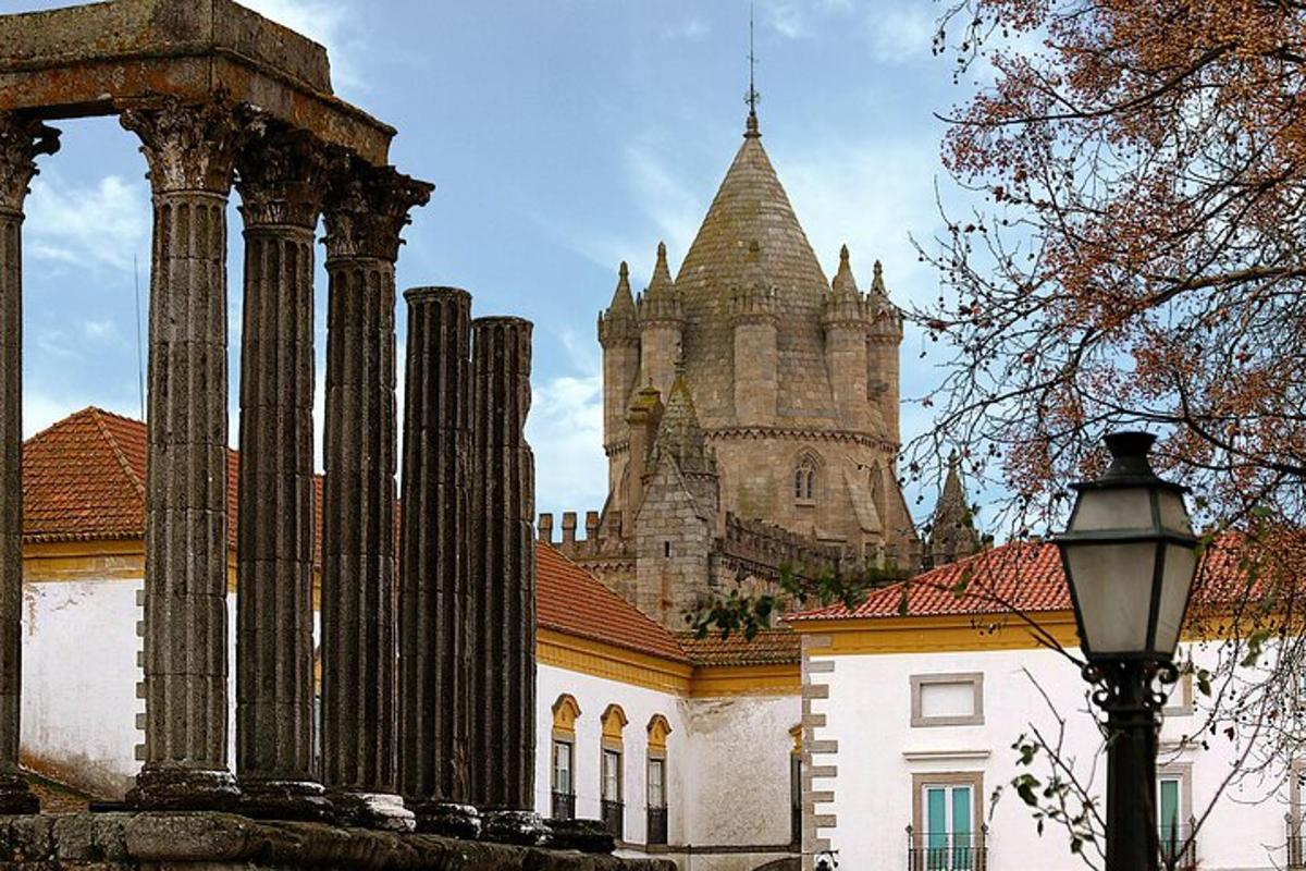 zgrada s tornjem i zgrada s uličnom rasvjetom