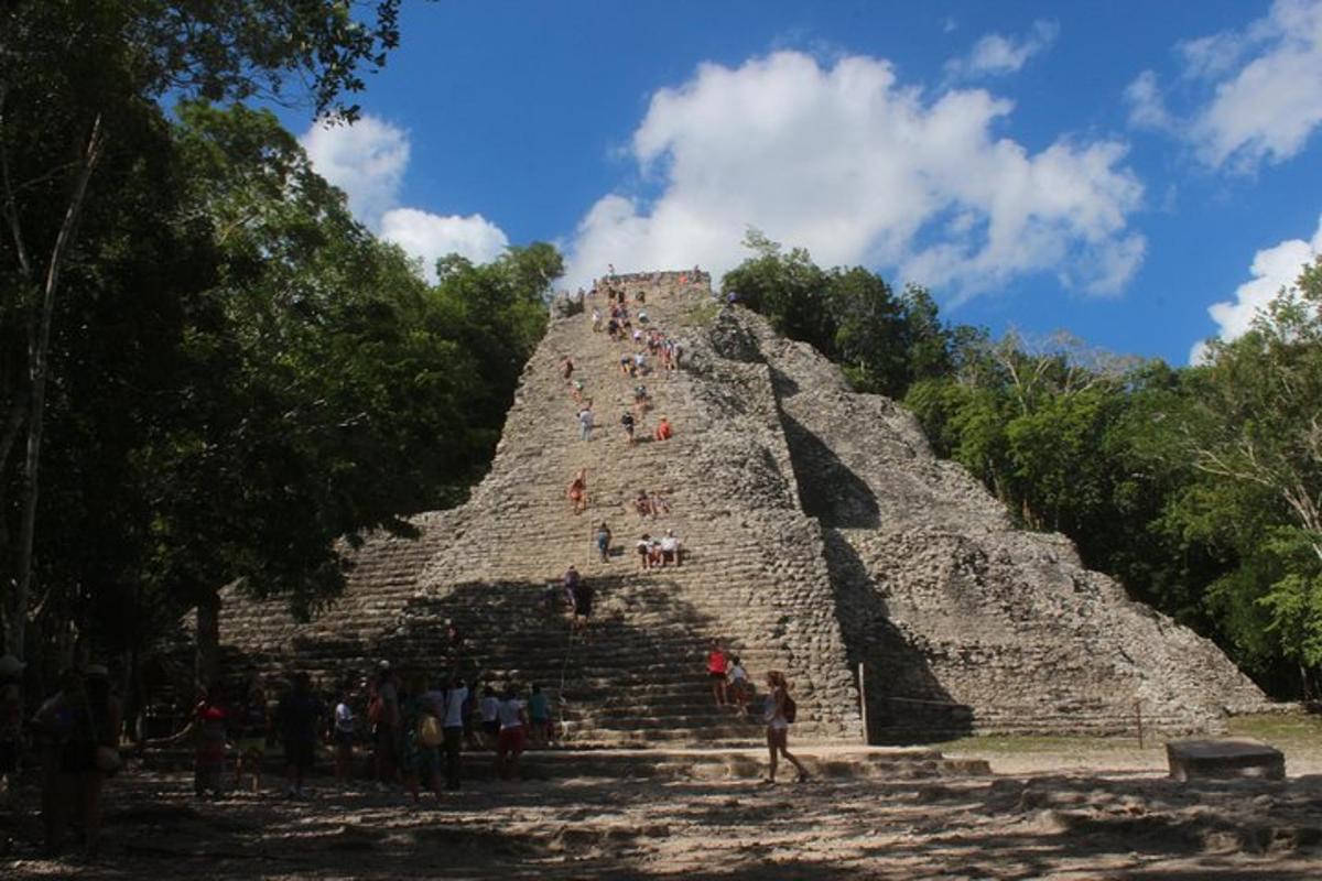 en gruppe mennesker på toppen av en pyramide