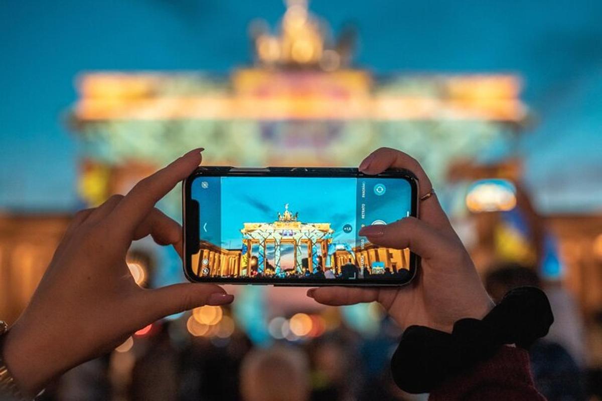osoba fotící mobilním telefonem