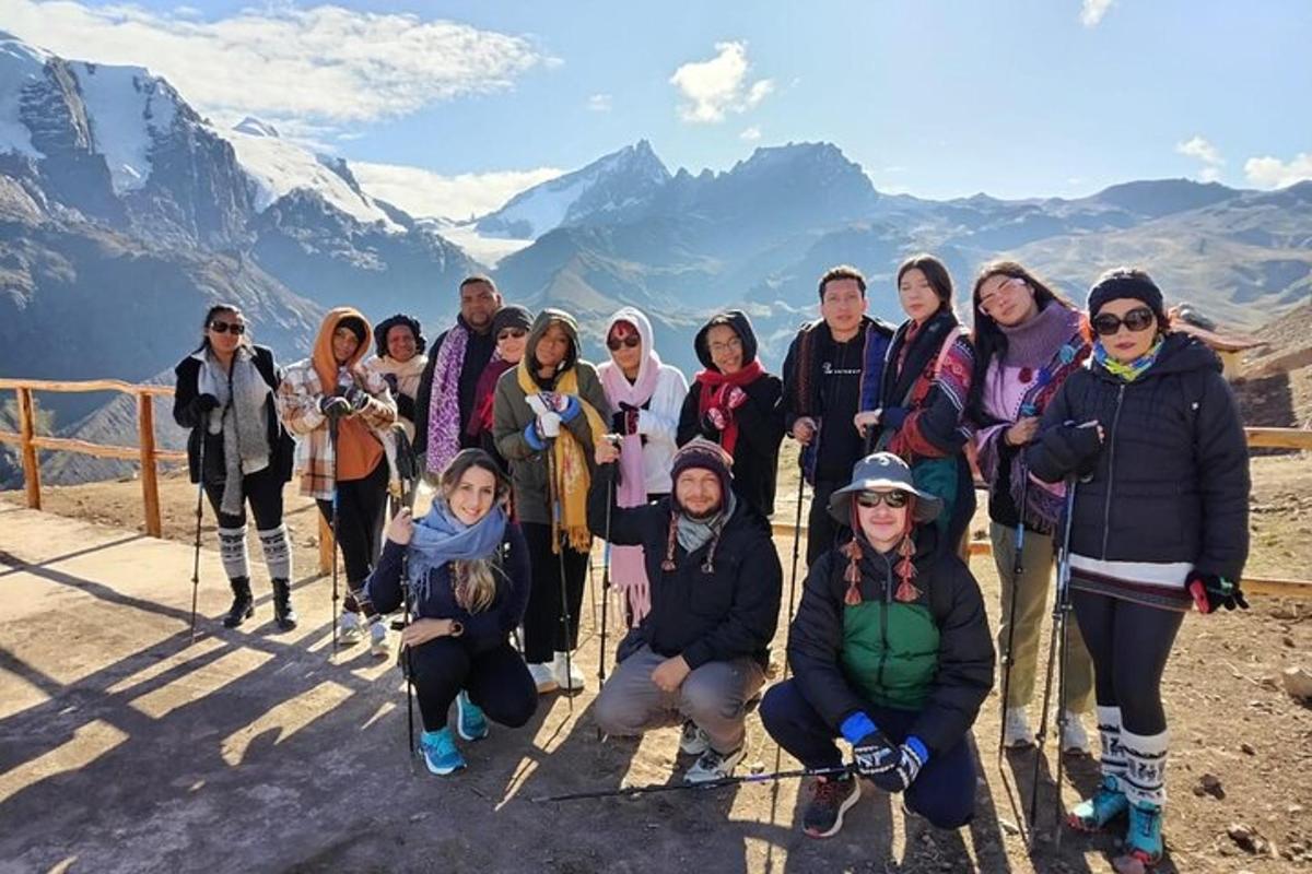 sekelompok orang berpose untuk foto di gunung