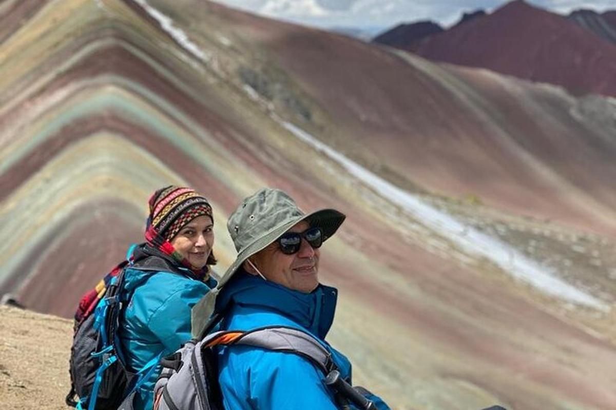 een man en een vrouw die een berg oplopen