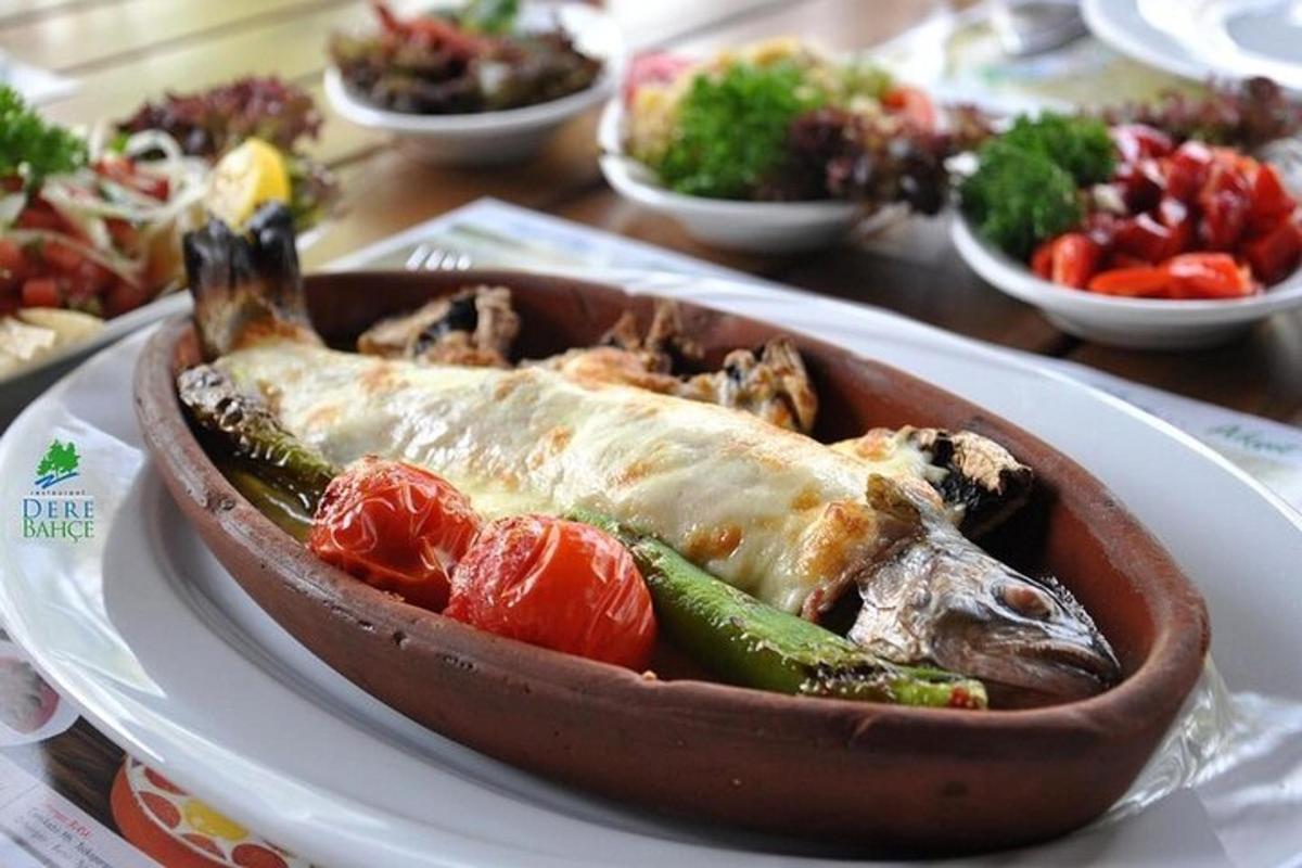 Un plato de comida en un plato sobre una mesa.