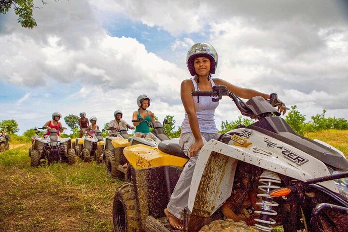 Un grupo de personas en vehículos todo terreno en un campo
