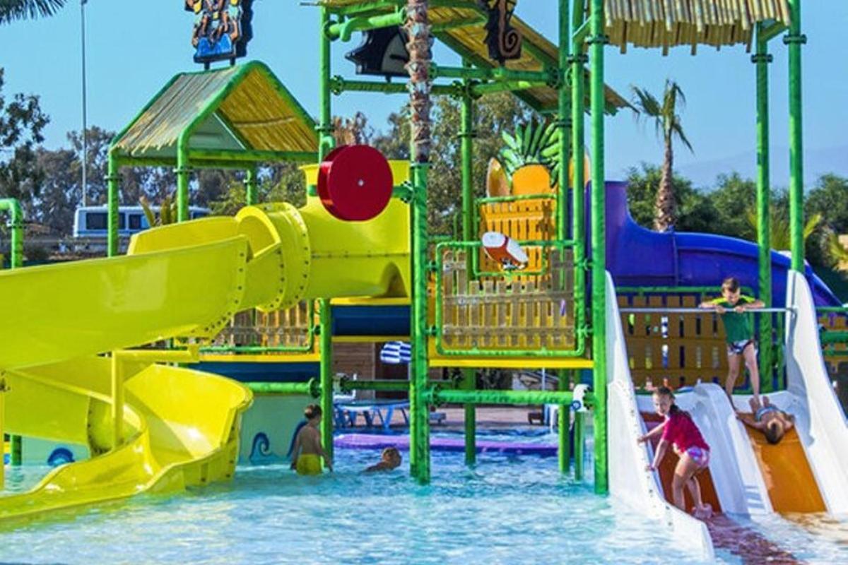 un gruppo di persone che giocano in un parco acquatico