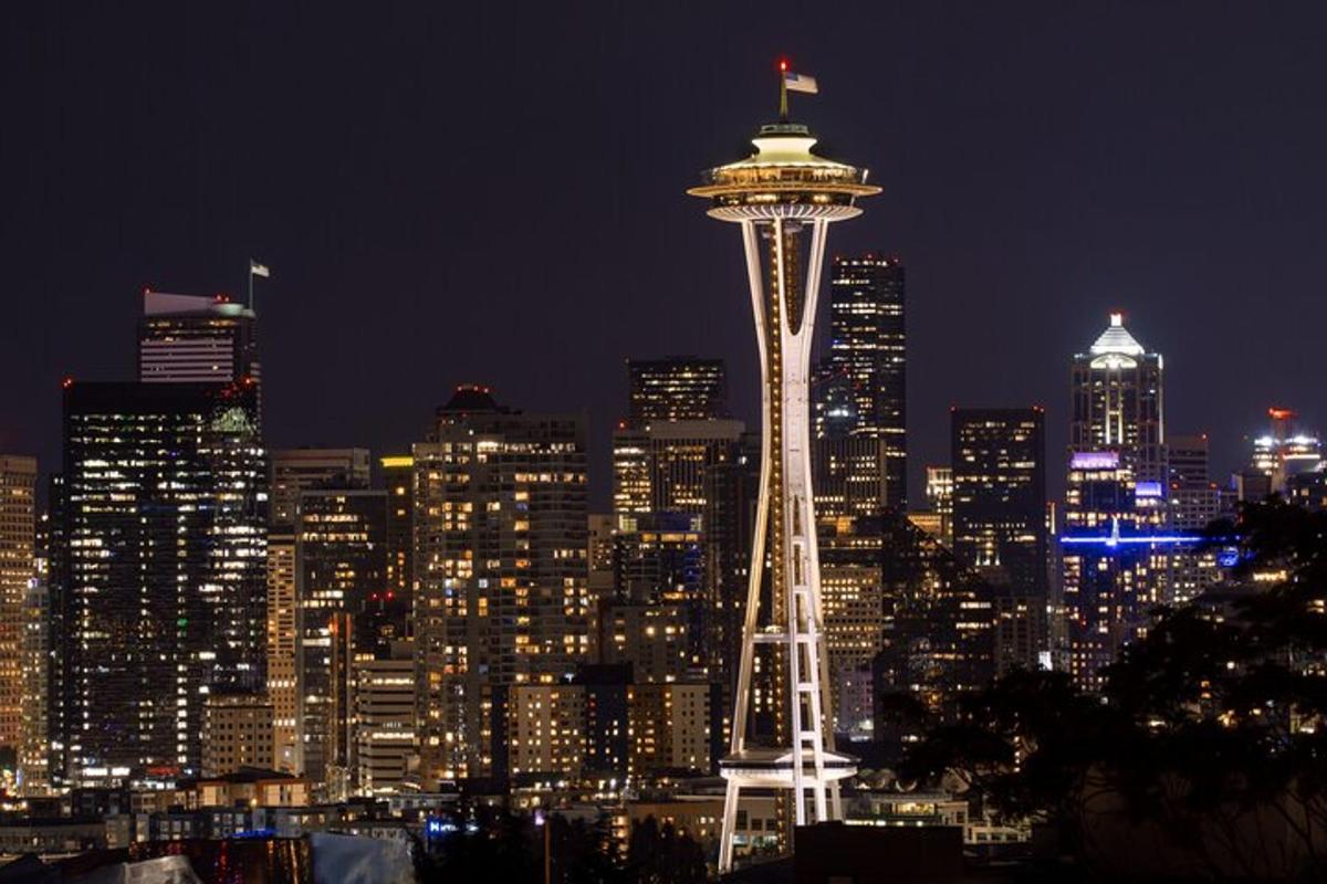 egy város látképe éjszaka egy Space Needle-lel