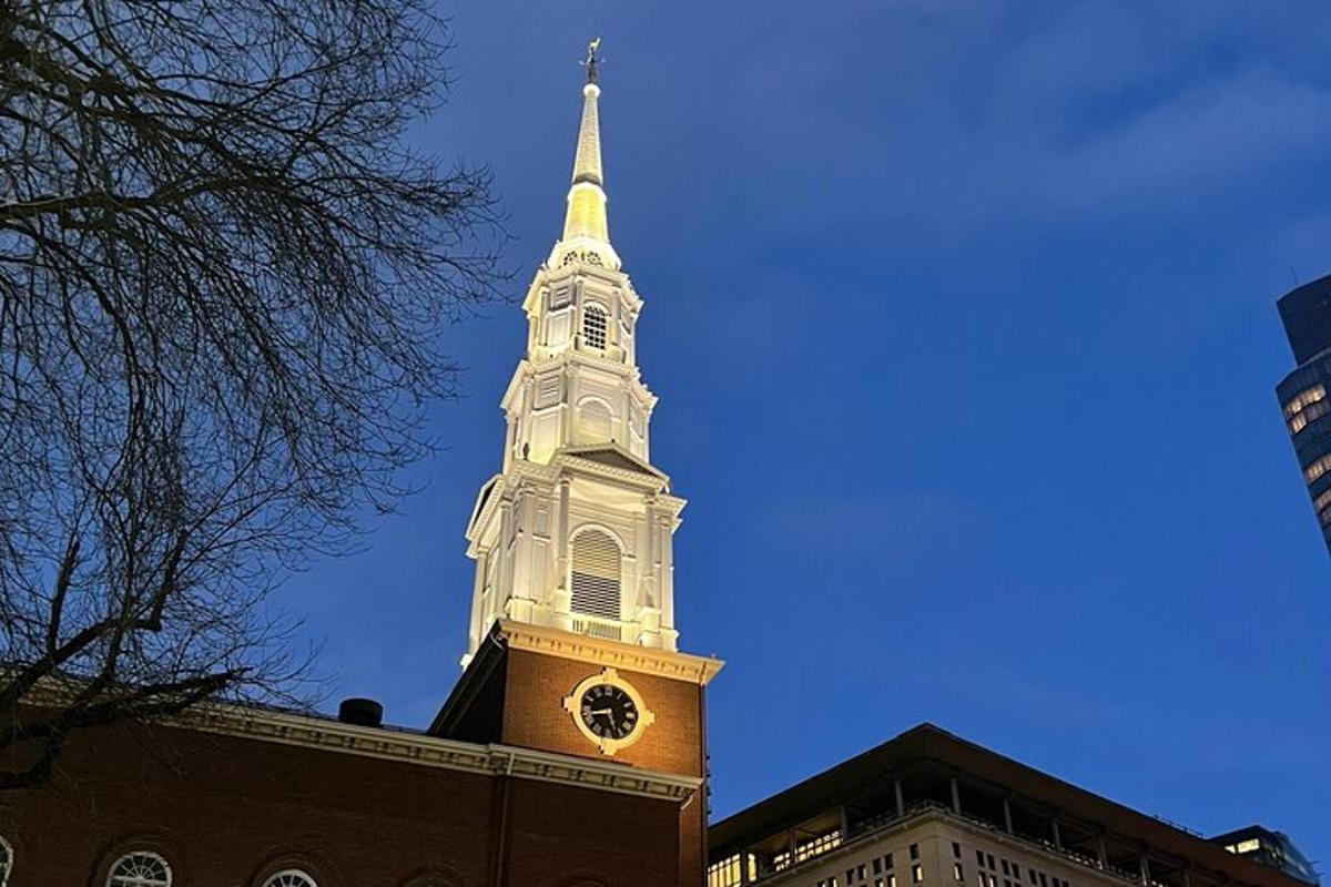 Un alto campanario de iglesia con un reloj en él