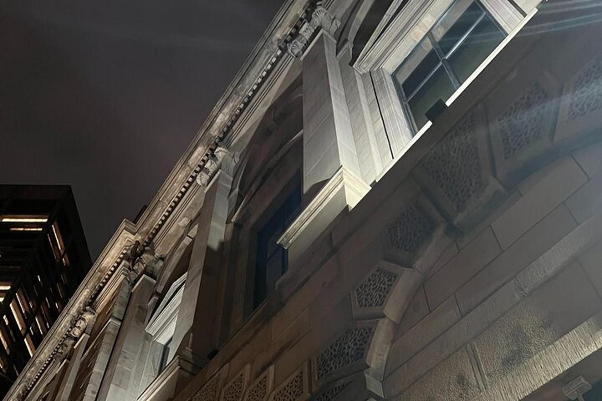 Un edificio con ventanas a los lados.