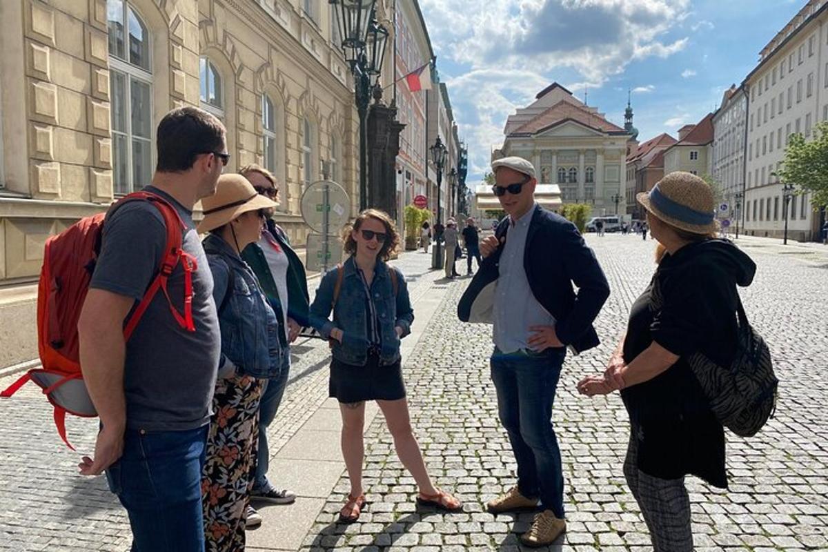 en gruppe mennesker, der står på en gade