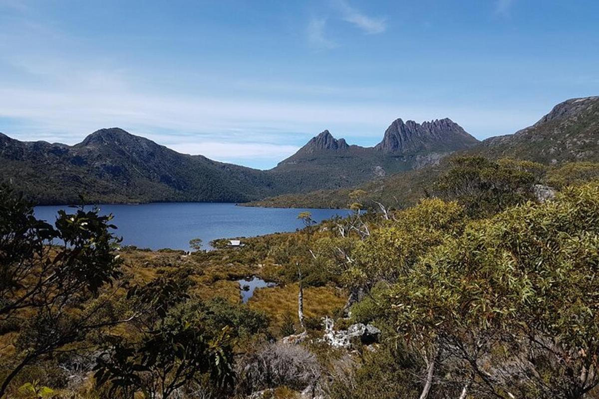 una vista de un lago en medio de una montaña