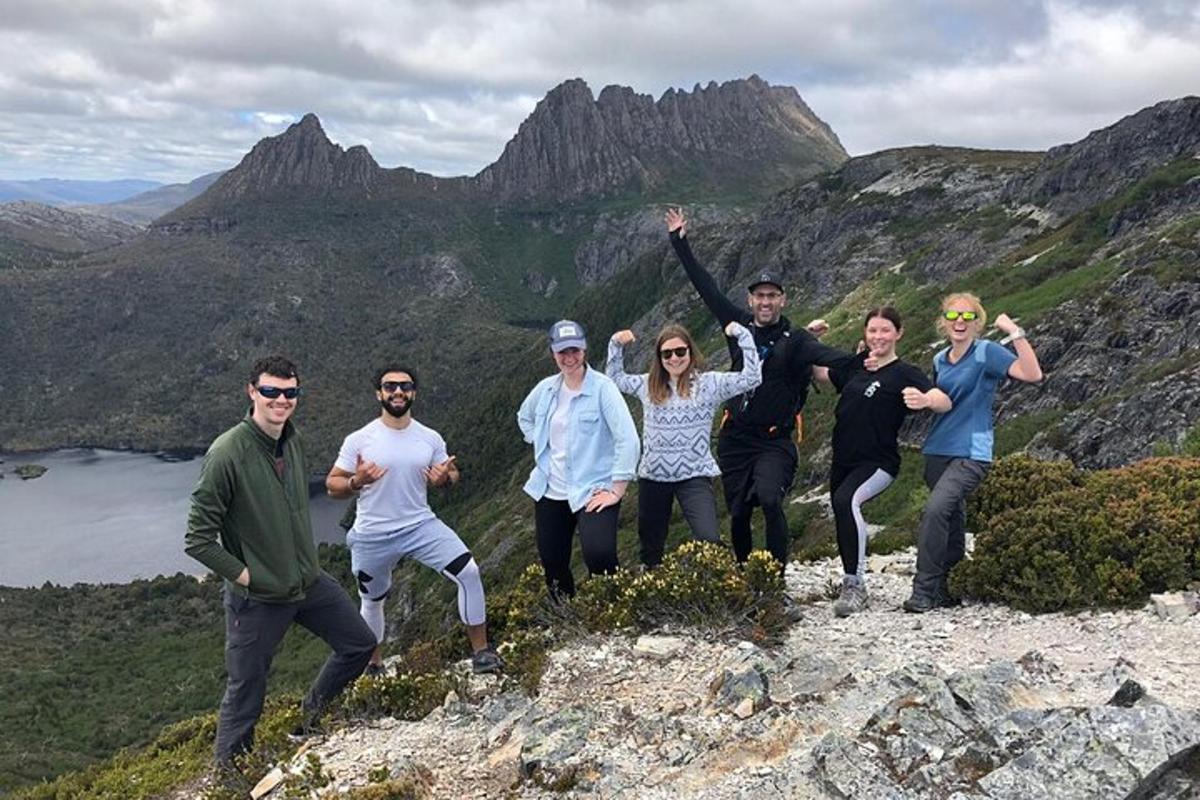 un grupo de personas de pie en la cima de una montaña