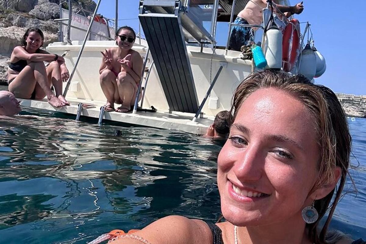 žena ve vodě vedle lodi