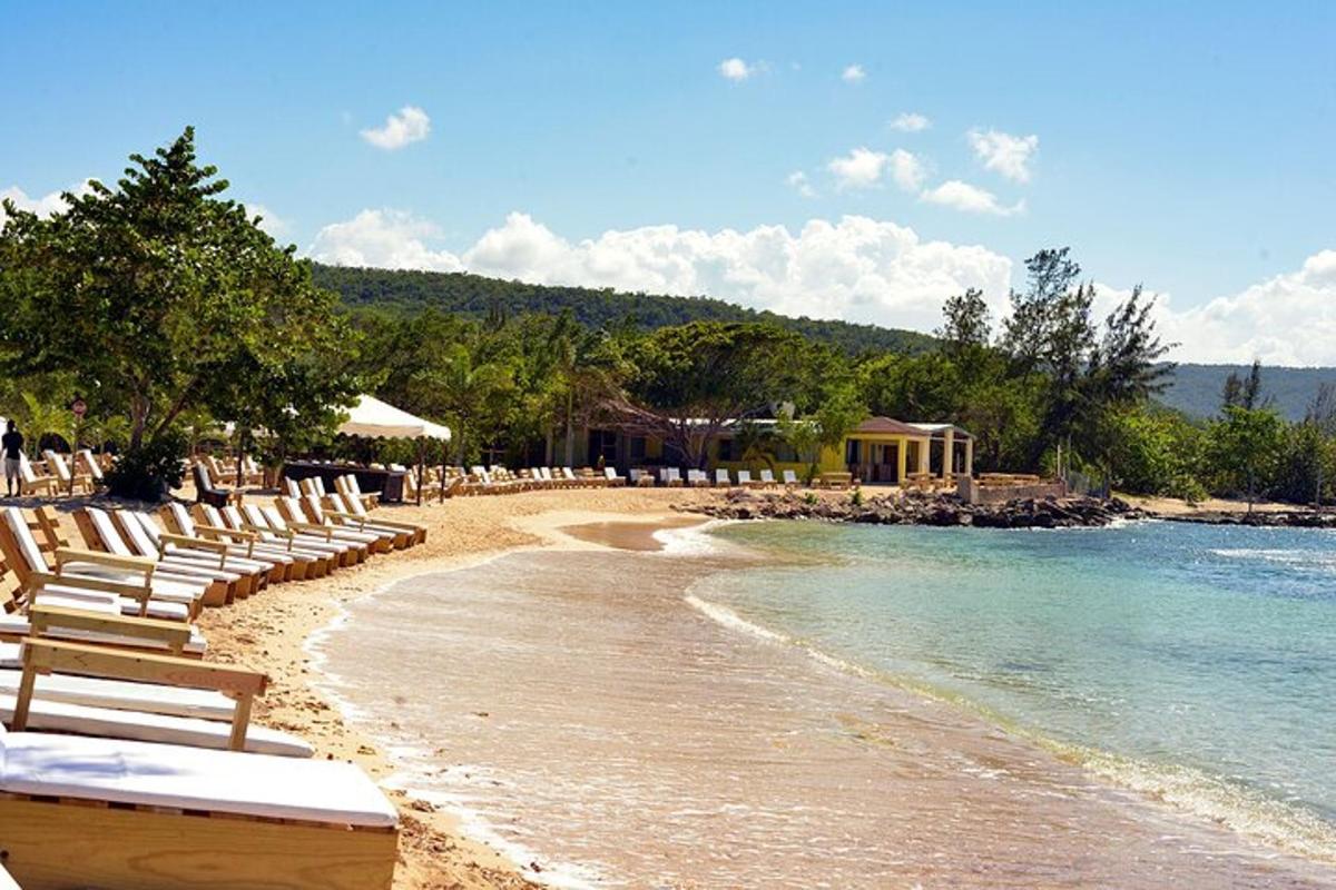 pantai dengan kerusi santai dan air
