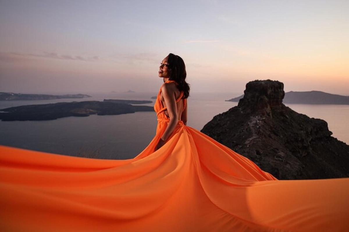 uma mulher com um vestido laranja em pé em um penhasco