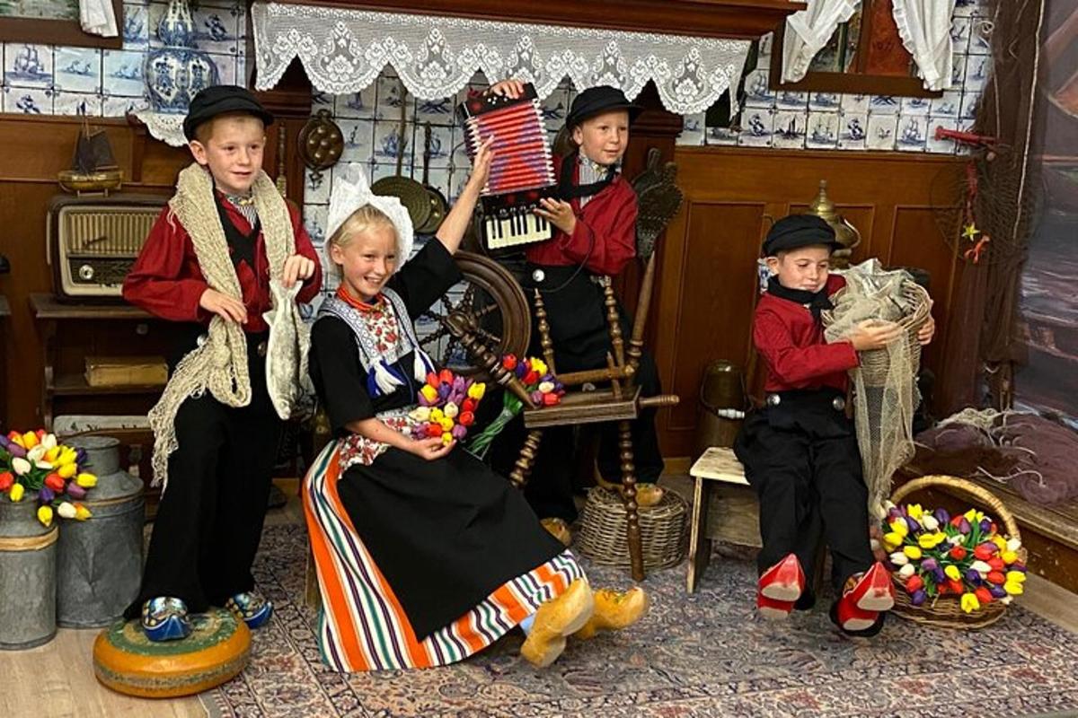 grupp lapsi traditsioonilistes riietes pildi jaoks poseerimas