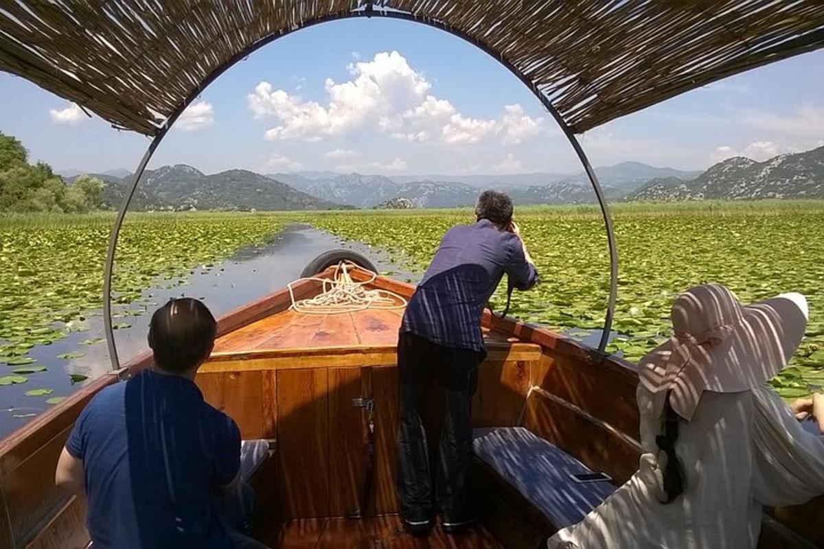 un gruppo di persone su una barca in acqua