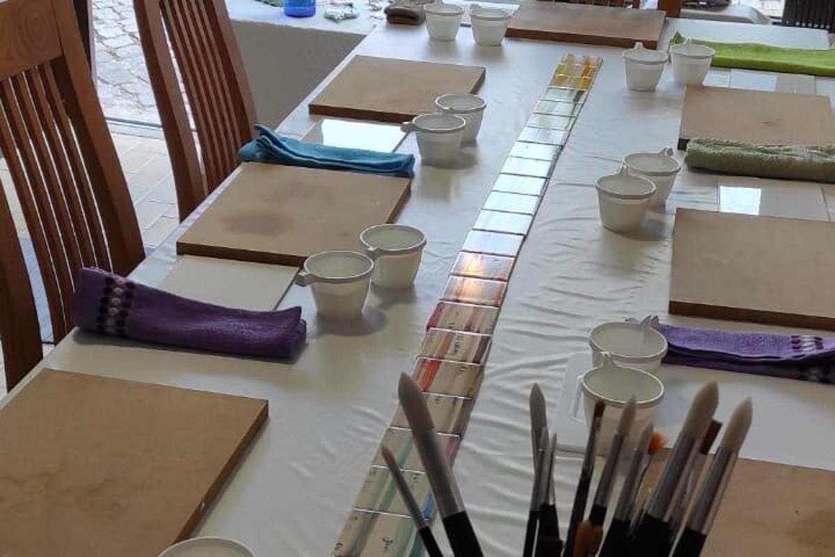 Una mesa larga con cajas y utensilios encima.
