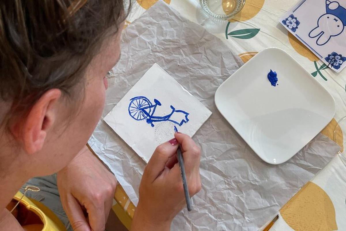 una donna che taglia un pezzo di carta con le forbici