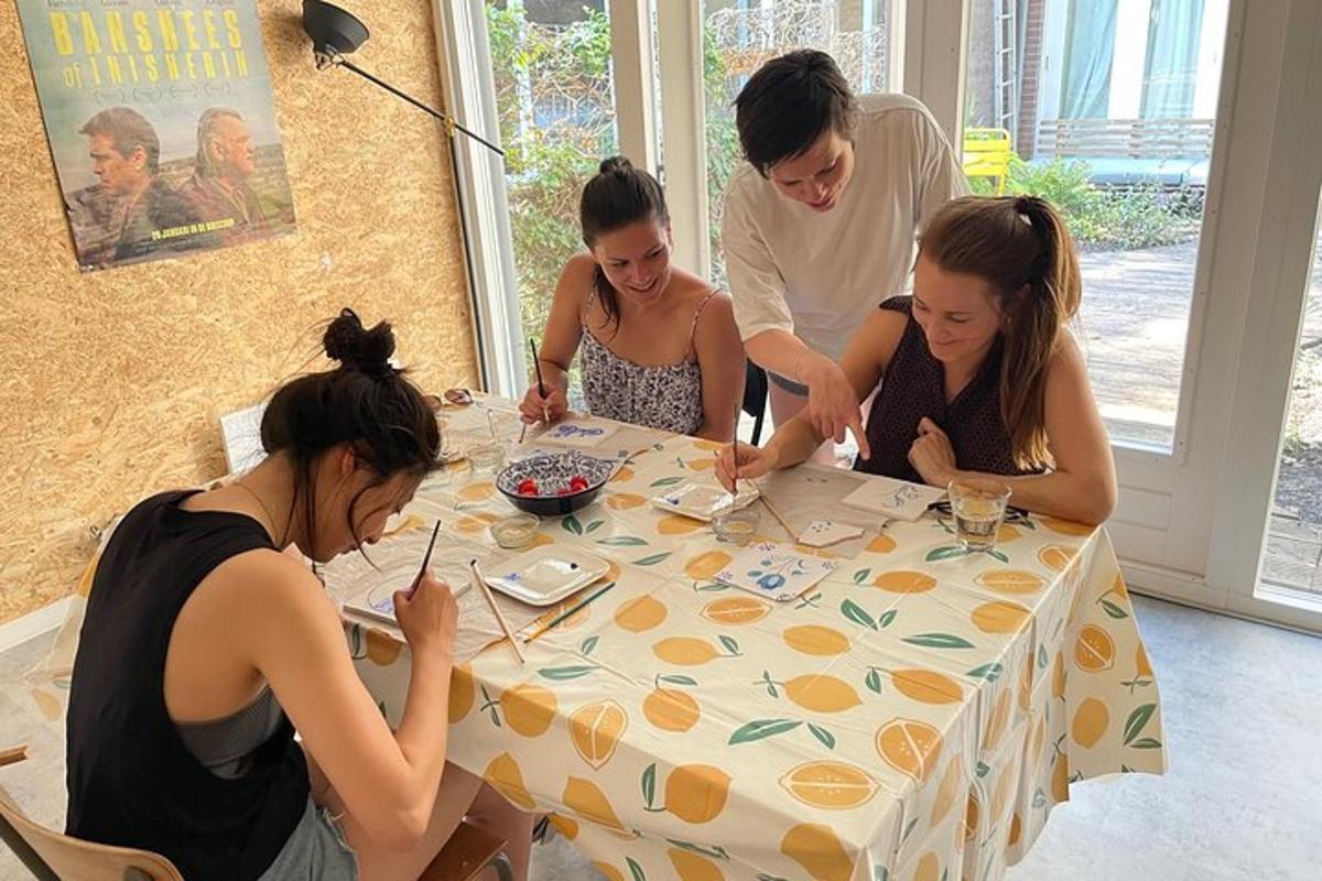 un gruppo di persone sedute attorno a un tavolo