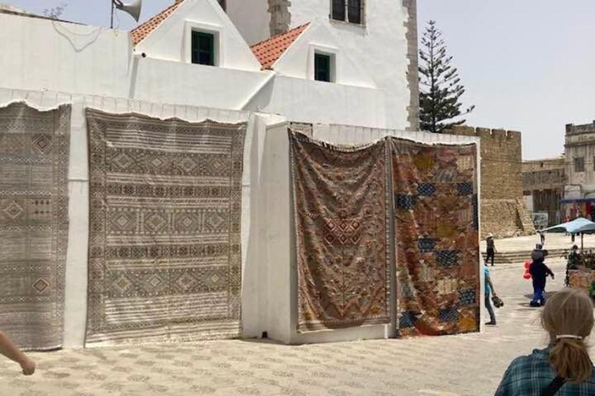 زوجان من الأبواب الكبيرة مع ستائر على الحائط