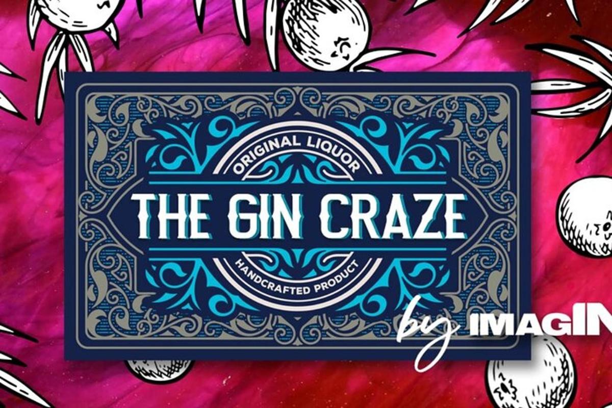 cedule s nápisem „gin cage with balls“ (klec s ginem a koulemi)