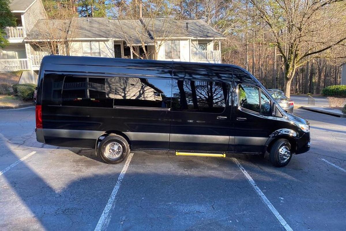 sebuah mobil van hitam diparkir di tempat parkir