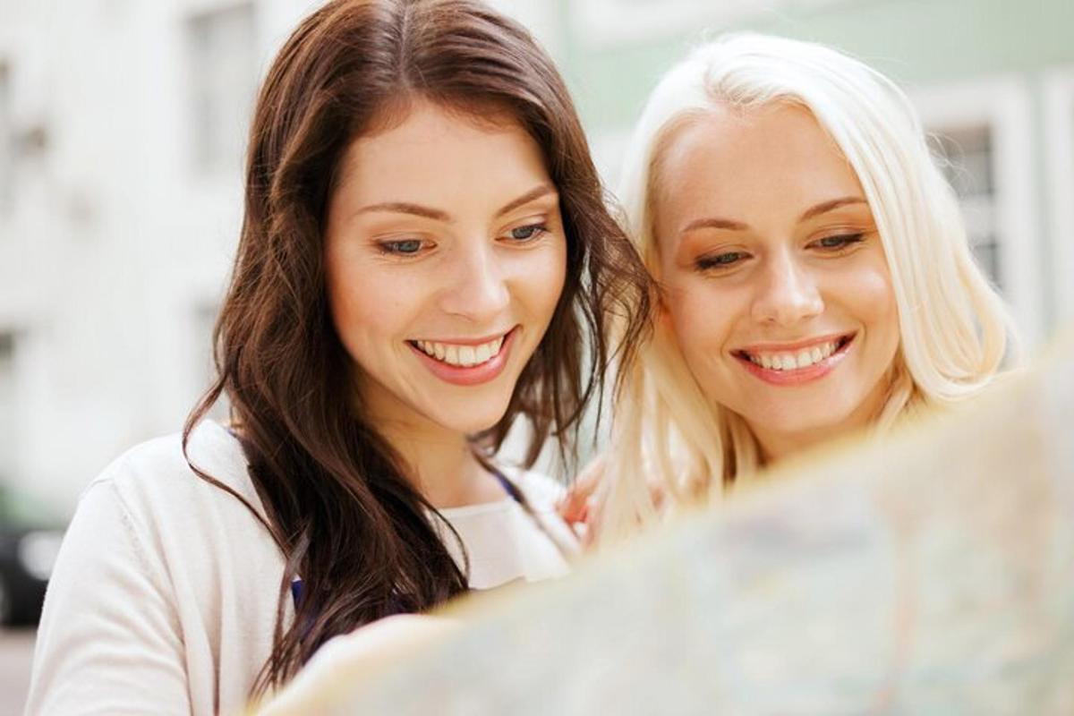 due giovani donne che guardano qualcosa in uno specchio