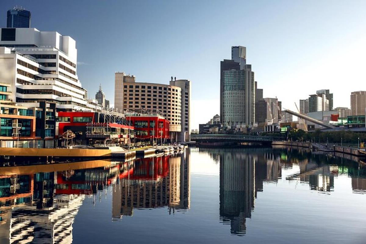 una vista di una città con un fiume e degli edifici