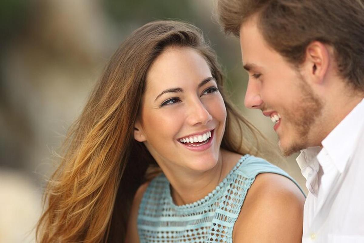 un uomo e una donna che sorridono e si guardano