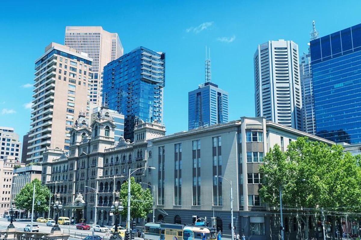 una città con edifici alti e una strada con le auto