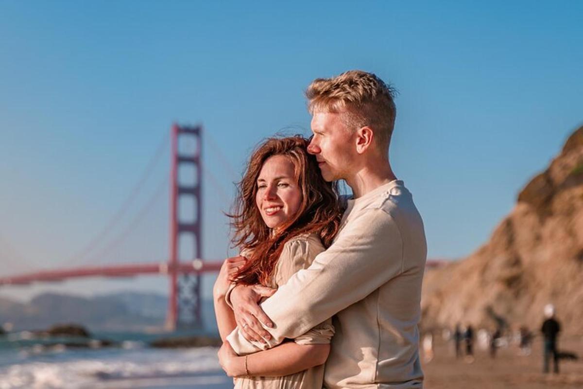 Un hombre y una mujer de pie en la playa con el puente Golden Gate