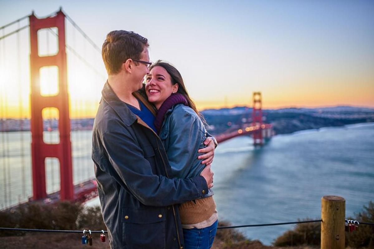 Un hombre y una mujer de pie frente al puente Golden Gate.